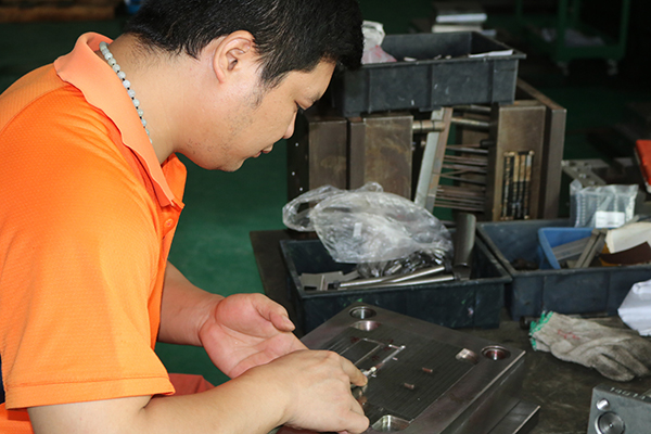 如何解決注塑模具制造廠新模「拖傷」問(wèn)題呢？