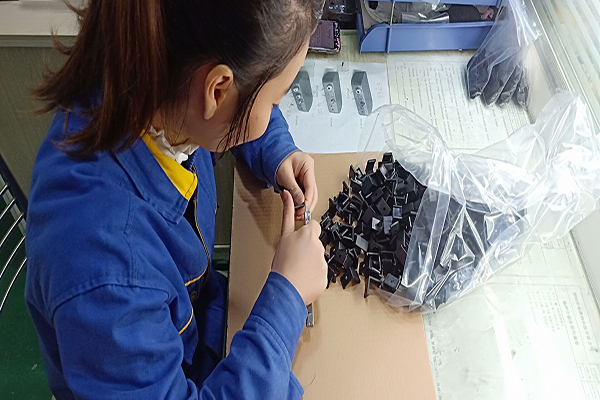 塑膠模具制造廠(chǎng)&mdash;&mdash;技術(shù)在線(xiàn)就要軟硬&ldquo;通吃&rdquo;